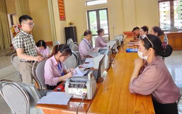 Đoàn cán bộ NHCSXH Chi nhánh tỉnh Yên Bái khảo sát tại xã Xuân Ái, huyện Văn Yên.