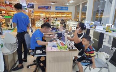 Khách hàng mua sắm tại siêu thị Điện máy Xanh, thành phố Yên Bái.