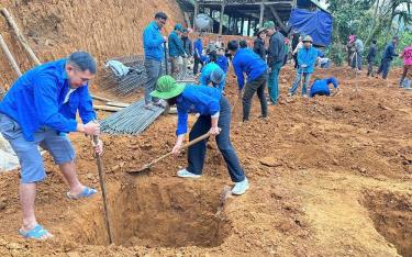 Các tổ chức hội, đoàn thể huyện Văn Chấn tham gia ngày công lao động giúp hộ nghèo vùng cao đào móng nhà.