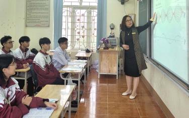 Một giờ học ứng dụng công nghệ thông tin của cô và trò Trường THPT Nguyễn Huệ, thành phố Yên Bái.