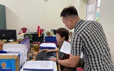 Cán bộ Sở Tư pháp trao đổi nghiệp vụ về công tác số hóa dữ liệu hộ tịch, mô hình cấp bản sao trích lục hộ tịch không phụ thuộc vào nơi cư trú.