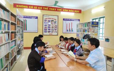 Các em học sinh Trường Phổ thông Dân tộc nội trú THCS Mù Cang Chải, huyện Mù Cang Chải đọc sách tại tủ sách thắp sáng ước mơ.