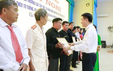 Lãnh đạo UBND huyện và cán bộ vận động nhân dân thôn Khe Cỏ, xã An Thịnh thực hiện phong trào “Dịch rào, hiến đất xây dựng nông thôn mới”.
