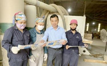 Cán bộ, viên chức BHXH khu vực XVII tuyên truyền chính sách BHXH, BHYT cho người lao động