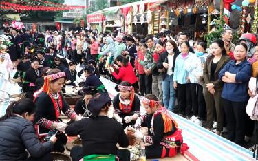 Hội viên Hội LHPN huyện Lục Yên tích cực tham gia các hoạt động, lễ hội góp phần bảo tồn bản sắc văn hóa dân tộc
