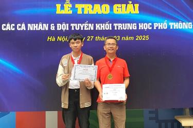 Đặng Huy Hậu cùng thầy Nguyễn Ngọc Tuấn, Tổ trưởng Tổ Tin học và cũng là giáo viên trực tiếp dạy trên lớp, bồi dưỡng Hậu tại Trường THPT Chuyên Thăng Long - Đà Lạt. Ảnh chụp tại lễ trao giải một cuộc thi về Tin học năm 2025.