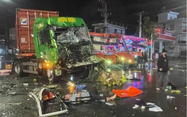 Hai xe hư hỏng nặng sau sự cố.