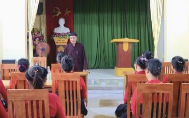Người dân thôn 1, xã Hòa Cuông, huyện Trấn Yên tham gia sinh hoạt giữ gìn văn hóa truyền thống tại Trung tâm học tập cộng đồng.