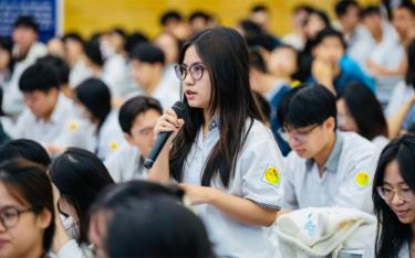 Học sinh lớp 12 tại Hà Nội trong chương trình tư vấn thi Tốt nghiệp THPT năm 2025 do báo Tiền Phong tổ chức.
