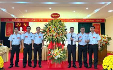 Đồng chí Nguyễn Tuấn Anh - Phó Bí thư Tỉnh ủy, Bí thư Đảng ủy UBND tỉnh, Chủ tịch UBND tỉnh tặng hoa chúc mừng Đại hội.