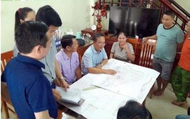 Lãnh đạo thành phố Lào Cai tiếp xúc với bà con thôn Sơn Mãn, xã Vạn Hòa trong vùng giải phóng mặt bằng