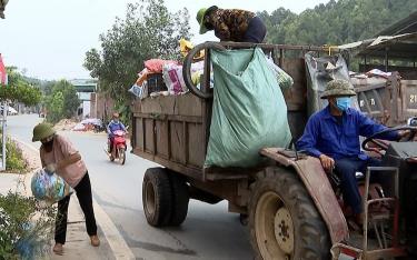 Các thành viên Tổ tự quản thu gom rác thải xã An Thịnh thu gom rác trên địa bàn xã.