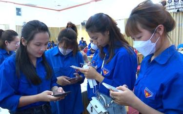 Đoàn viên thanh niên là những người đi đầu sử dụng các nền tảng số.