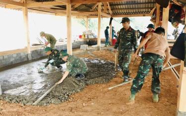 Cán bộ, chiến sỹ Ban Chỉ huy Quân sự huyện Trạm Tấu góp công xóa nhà tạm, nhà dột nát cho người dân xã Hát Lừu.