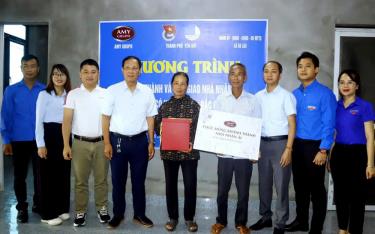 Thành đoàn Yên Bái trao hỗ trợ và bàn giao nhà nhân ái cho gia đình ông Hồ Ngọc Chính.