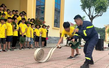 Các em được hướng dẫn kỹ năng phòng cháy, chữa cháy trong học kỳ quân đội.