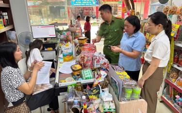 Đoàn kiểm tra liên ngành thị trấn Mậu A, huyện Văn Yên tổ chức kiểm tra công tác đảm bảo an toàn thực phẩm trên địa bàn.