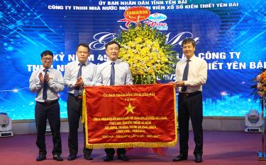 Thay mặt lãnh đạo tỉnh, đồng chí Ngô Hạnh Phúc - Ủy viên Ban Thường vụ Tỉnh ủy, Phó Chủ tịch UBND tỉnh  tặng Công ty TNHH NN 1 thành viên Xổ số kiến thiết Yên Bái bức cờ thêu và hoa chúc mừng nhân kỷ niệm 45 năm ngày thành lập.