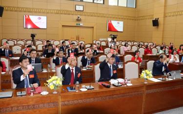 Các đảng viên tham dự Đại hội Đảng bộ Văn phòng Tỉnh ủy nhiệm kỳ 2025 - 2030 biểu quyết thông qua Nghị quyết Đại hội