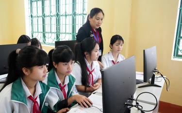 Giáo viên Trường TH và THCS Hồng Ca, huyện Trấn Yên hướng dẫn học sinh thực hành tin học.