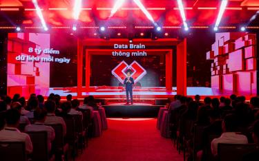 Ông Phan Thanh Sơn – Phó Tổng Giám đốc Techcombank trình bày về những giải pháp thanh toán đột phá tại sự kiện.