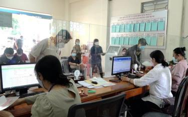 Cán bộ, công chức, viên chức tiếp dân.
