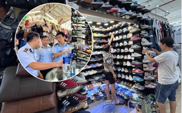 Các quầy hàng ở Saigon Square mở cửa bán hàng bình thường vào ngày 30-5, sau đợt kiểm tra vào chiều hôm trước. Ảnh nhỏ: Lực lượng quản lý thị trường kiểm tra quầy hàng tại Saigon Square vào chiều 29-5.