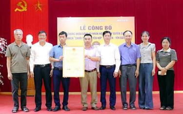 Sở Khoa học và Công nghệ tỉnh Yên Bái trao giấy chứng nhận quyền sử dụng nhãn hiệu chứng nhận “Chuối Tiến Vua Yên Hợp”.