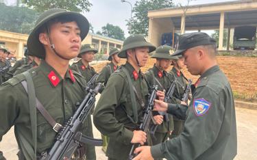 Cán bộ, chỉ huy Tiểu đoàn quản lý huấn luyện tại Yên Bái hướng dẫn chiến sỹ mới.