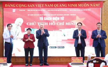 Phó Thủ tướng Nguyễn Hòa Bình và các đại biểu thực hiện nghi thức ra mắt Tủ sách điện tử Chủ tịch Hồ Chí Minh.