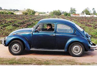 Tổng thống Uruguay Jose Mujica và chiếc xe “cà tang” Beetles của mình.