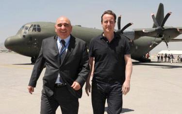 Thủ tướng Anh David Cameron (phải) và Đại sứ Anh tại Afghanistan William Patey.
