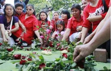 Người biểu tình “áo đỏ” làm lễ tưởng niệm những người thiệt mạng trong căng thẳng vừa qua ở thủ đô Băngkok.