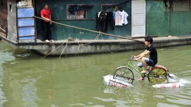 Lei Zhiqian đạp xe dưới nước và di chuyển dễ dàng.
