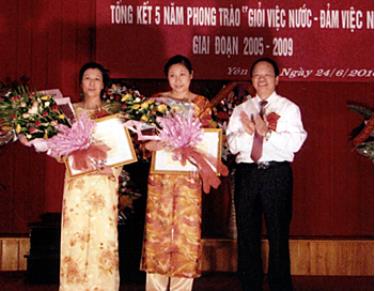 Lãnh đạo Liên đoàn Lao động tỉnh trao tặng bằng khen cho các cá nhân có thành tích xuất sắc trong phong trào thi đua giỏi việc nước đảm việc nhà 5 năm 2005 - 2009.