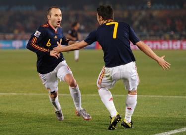 Cầu thủ Iniesta đã ghi bàn thắng giúp Tây Ban Nha đánh bại Chilê với tỷ số 2-1 để chính thức giành quyền lọt vào vòng knock-out tại World Cup năm nay.