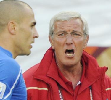 HLV Lippi và đội trưởng Cannavaro của đội tuyển Italia.