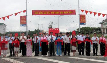 Các đồng chí lãnh đạo Tỉnh cắt băng khánh thành tuyến đường Nguyễn Tất Thành