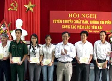 Nhân dịp này, Báo Yên Bái cũng đã trao thưởng cho 10 thông tín viên, cộng tác viên xuất sắc.