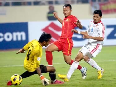 Tiền vệ Trọng Hoàng (giữa) được biệt phái sang đội tuyển Olympic dự vòng loại Olympic London 2012.