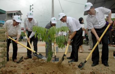 Các đồng chí lãnh đạo tỉnh tham gia trồng cây xanh trên địa bàn thị trấn Yên Thế