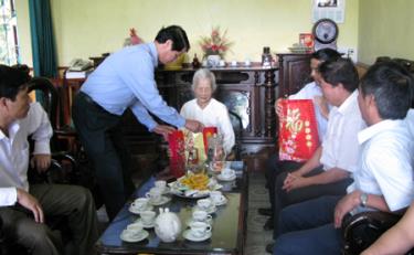 Đồng chí Hoàng Xuân Lộc tặng quà cụ Phạm Thị Bể, tổ 15, thị trấn dafabet link Bình.