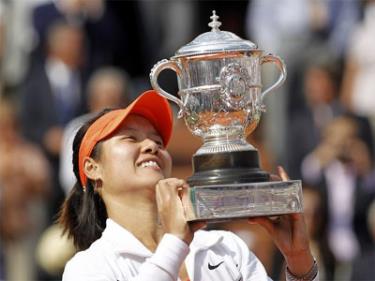 Li Na ăn mừng chức vô địch Roland Garros.