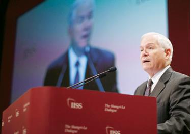 Bộ trưởng Quốc phòng Mỹ Robert Gates phát biểu tại hội nghị.
