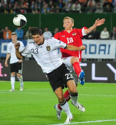 Tiền đạo Mario Gomez (trái) sẽ tiếp tục ghi bàn giúp Đức giành chiến thắng?