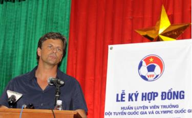 HLV Falko Goetz phát biểu trong Lễ ký kết hợp đồng.