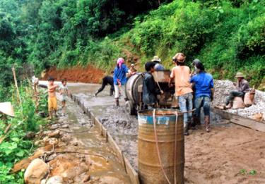 Bê tông hóa đường giao thông liên thôn tại Bản Hát, xã Hát Lừu, (Trạm Tấu).