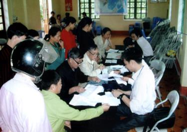 Thu thuế nhà đất kỳ I năm 2011 tại tổ 32, phường Minh Tân, thành phố Yên Bái.
