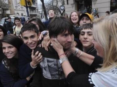 Messi được các cổ động viên ở quê nhà Rosario chào đón khi trở về tập trung cùng đội tuyển Argentina chuẩn bị cho Copa America.