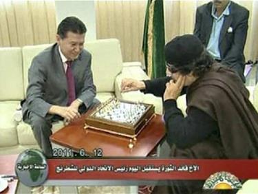 Ông Kirsan Ilyumzhinov đang chờ một nước đi của ông Gaddafi.